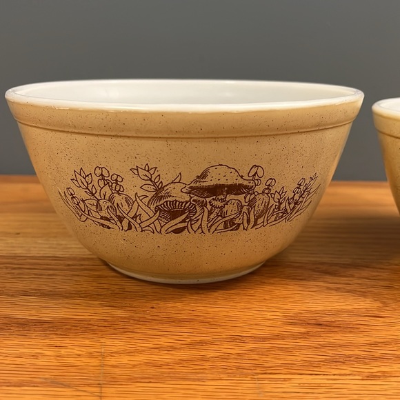 Pyrex 401 & 402 Forest Fancies Mushroom Bowl Set, Vintage 1980s Kitchen - Picture 2 of 12